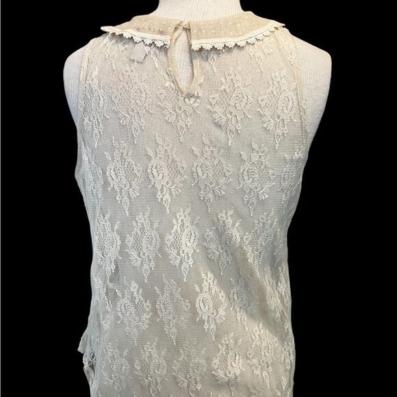 Delicate lace sleeveless, with collar top. It’s oh so feminine and dainty. - Picture 3 of 7